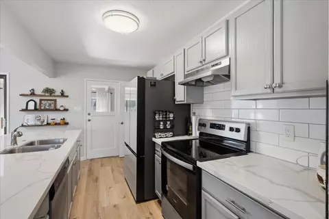 Kitchen - 45430 Lauri Ln, Oakhurst, CA 93644 photo 4 of 5