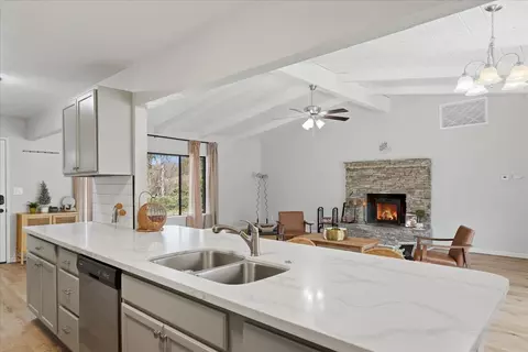Kitchen - 45430 Lauri Ln, Oakhurst, CA 93644 photo 3 of 5