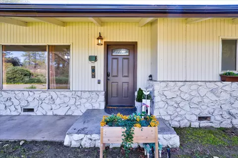 Entry Way - 45430 Lauri Ln, Oakhurst, CA 93644 photo 1 of 3