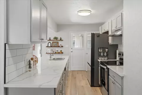 Kitchen - 45430 Lauri Ln, Oakhurst, CA 93644 photo 5 of 5