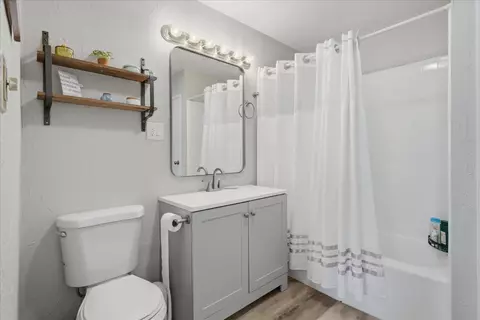 Bath - 45430 Lauri Ln, Oakhurst, CA 93644 photo 3 of 3