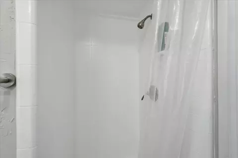 Bath - 45430 Lauri Ln, Oakhurst, CA 93644 photo 2 of 3