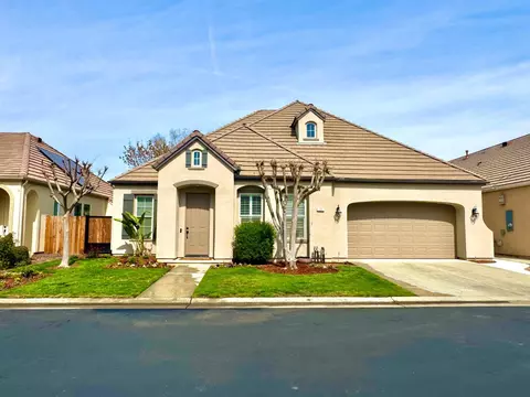 77 W Lester Ave, Clovis, CA 93619