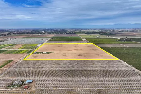 422 S Leonard Ave, Sanger, CA 93657