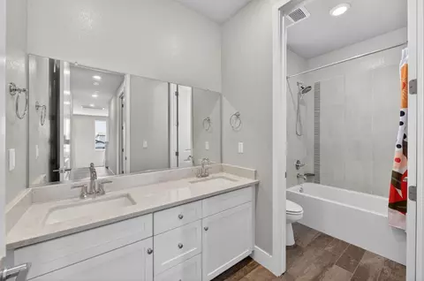Bath - 2997 Trenton Ave, Clovis, CA 93619 photo 2 of 2