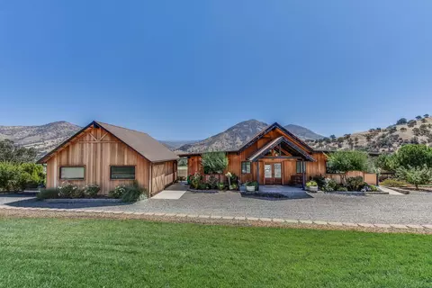 7042 Palomino Dr, Sanger, CA 93657