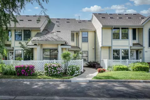 923 E Foxhill Dr, Fresno, CA 93720