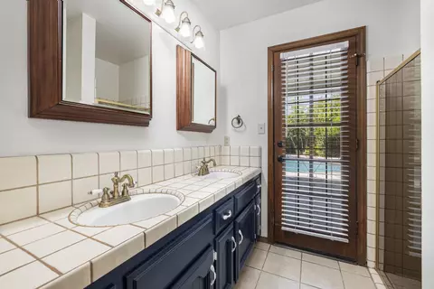 Bath - 3074 Burgan Ave, Clovis, CA 93611 photo 1 of 3