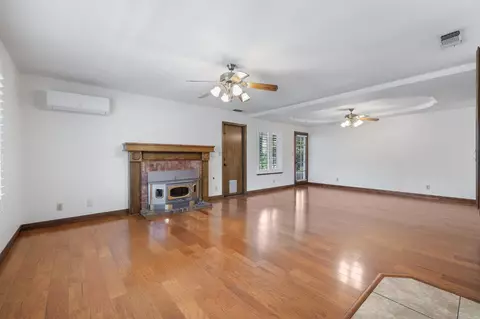 Living - 3074 Burgan Ave, Clovis, CA 93611 photo 3 of 4