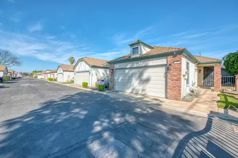 595 Quill Ln, Clovis, CA 93612