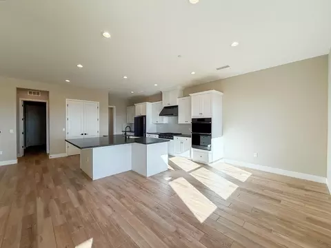 Kitchen - 951 Beaver Pond Loop, Madera, CA 93636 photo 1 of 6