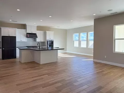 Living - 951 Beaver Pond Loop, Madera, CA 93636 photo 2 of 11