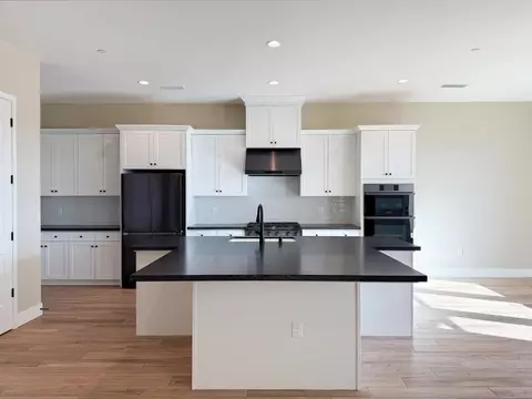 Kitchen - 951 Beaver Pond Loop, Madera, CA 93636 photo 4 of 6
