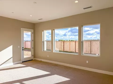 Living - 951 Beaver Pond Loop, Madera, CA 93636 photo 9 of 11