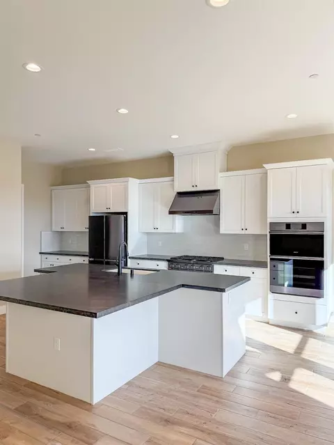 Kitchen - 951 Beaver Pond Loop, Madera, CA 93636 photo 5 of 6