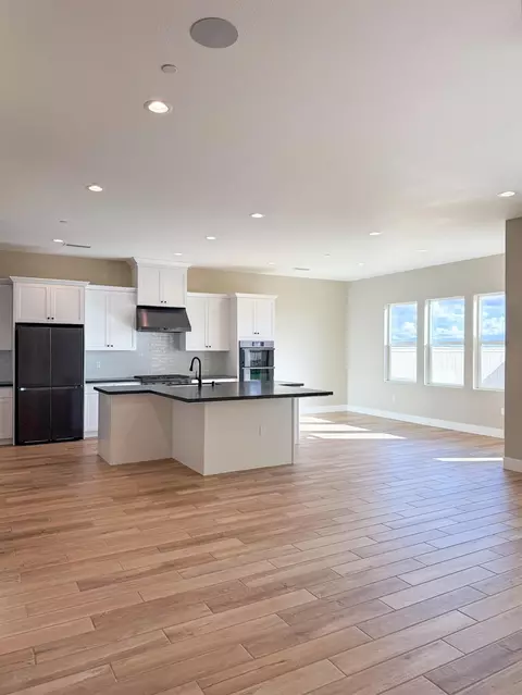 Kitchen - 951 Beaver Pond Loop, Madera, CA 93636 photo 6 of 6