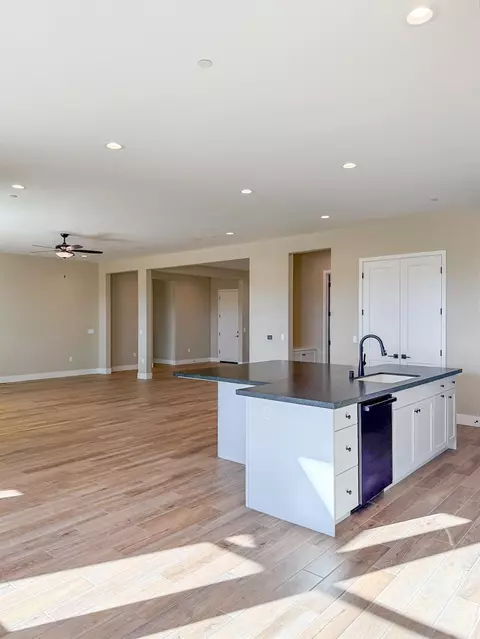 Kitchen - 951 Beaver Pond Loop, Madera, CA 93636 photo 3 of 6