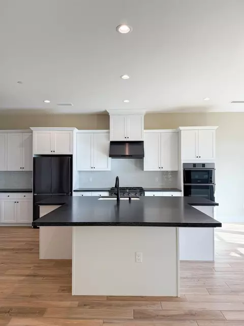 Kitchen - 951 Beaver Pond Loop, Madera, CA 93636 photo 2 of 6