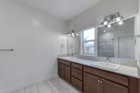 Bath - 2071 N Hughes Ave, Clovis, CA 93619 photo 2 of 2