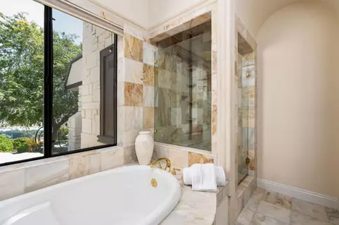 Bath - 14215 Killarney Dr, Madera, CA 93636 photo 7 of 12