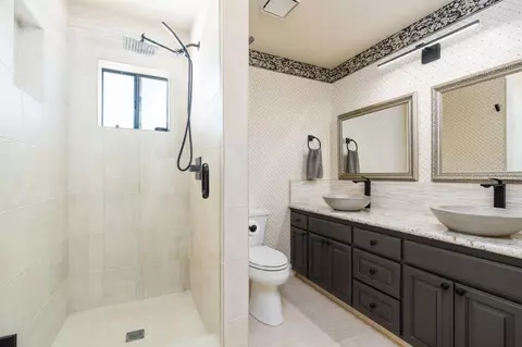 Bath - 14215 Killarney Dr, Madera, CA 93636 photo 10 of 12