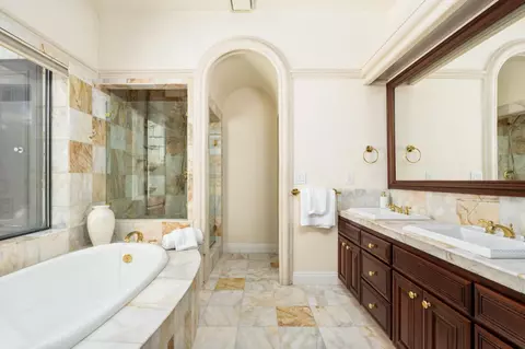Bath - 14215 Killarney Dr, Madera, CA 93636 photo 5 of 12