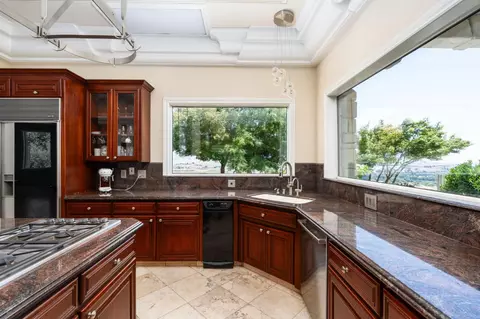 Kitchen - 14215 Killarney Dr, Madera, CA 93636 photo 4 of 7