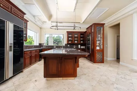 Kitchen - 14215 Killarney Dr, Madera, CA 93636 photo 2 of 7