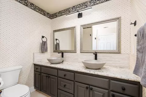 Bath - 14215 Killarney Dr, Madera, CA 93636 photo 11 of 12