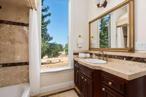 Bath - 14215 Killarney Dr, Madera, CA 93636 photo 4 of 12