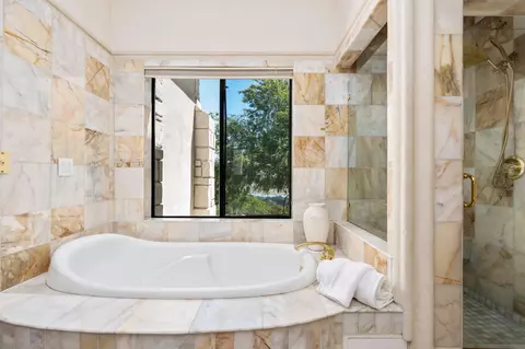 Bath - 14215 Killarney Dr, Madera, CA 93636 photo 6 of 12