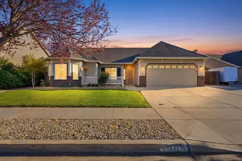 1005 Jubilee Ct, Lemoore, CA 93245