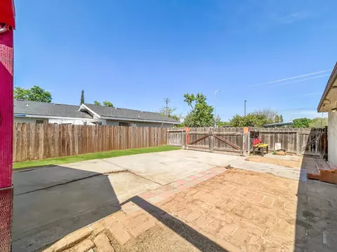 Exterior - 560 W Stuart Ave, Clovis, CA 93612 photo 10 of 20