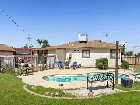 Exterior - 560 W Stuart Ave, Clovis, CA 93612 photo 6 of 20