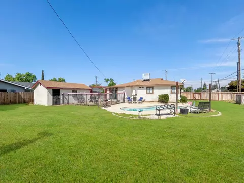 Exterior - 560 W Stuart Ave, Clovis, CA 93612 photo 17 of 20