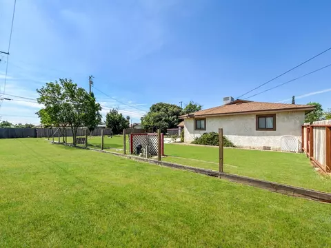 Exterior - 560 W Stuart Ave, Clovis, CA 93612 photo 14 of 20