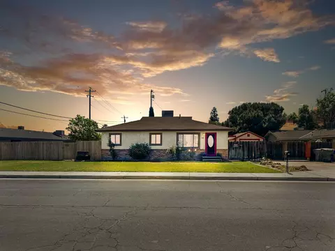 560 W Stuart Ave, Clovis, CA 93612