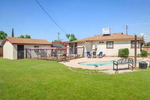 Exterior - 560 W Stuart Ave, Clovis, CA 93612 photo 11 of 20