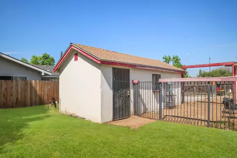 Exterior - 560 W Stuart Ave, Clovis, CA 93612 photo 12 of 20