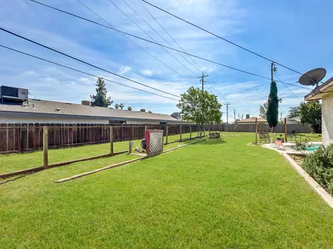 Exterior - 560 W Stuart Ave, Clovis, CA 93612 photo 15 of 20
