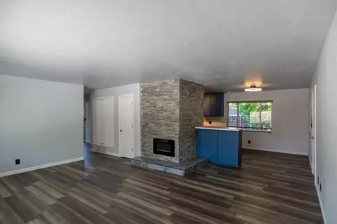 Living - 27 Emerald Dr, Merced, CA 95340 photo 4 of 8