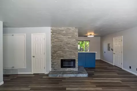 Living - 27 Emerald Dr, Merced, CA 95340 photo 3 of 8