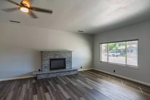 Living - 27 Emerald Dr, Merced, CA 95340 photo 7 of 8