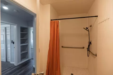 Bath - 27 Emerald Dr, Merced, CA 95340 photo 3 of 6