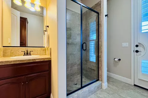 Bath - 2770 Muncie Ave, Clovis, CA 93619 photo 6 of 6