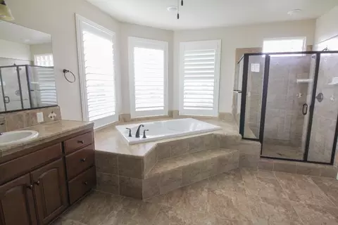 Bath - 2770 Muncie Ave, Clovis, CA 93619 photo 3 of 6