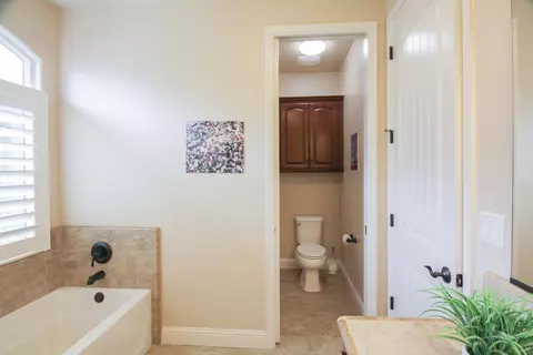 Bath - 2770 Muncie Ave, Clovis, CA 93619 photo 2 of 6