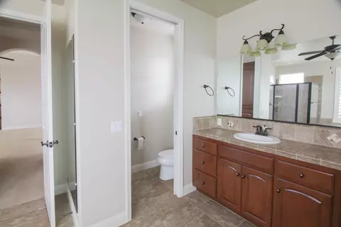 Bath - 2770 Muncie Ave, Clovis, CA 93619 photo 5 of 6