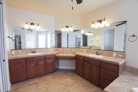 Bath - 2770 Muncie Ave, Clovis, CA 93619 photo 4 of 6