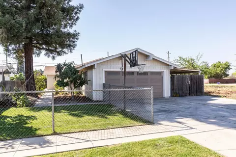 377 W Alluvial Ave, Pinedale, CA 93650